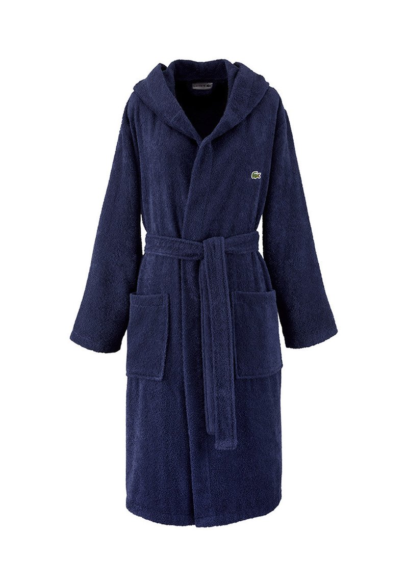 Accappatoio in spugna blu navy con cappuccio, due grandi tasche anteriori, cintura da annodare in vita e logo ricamato sul petto. Texture morbida.