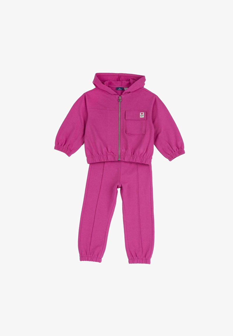 Chándal infantil de dos piezas en color magenta con chaqueta con capucha y cremallera, que incluye un bolsillo frontal y puños elásticos, y pantalones a juego con cintura elástica.