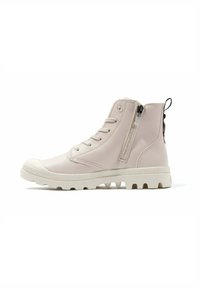 Stivale alto rosa in pelle liscia con suola in gomma, dotato di una cerniera laterale, lacci a contrasto e dettagli testurizzati.