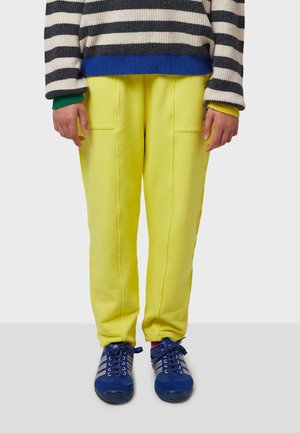 SMILING - Pantalones deportivos - pale yellow