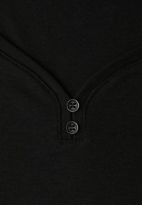 Černý bavlněný top s výstřihem do V a dvěma černými knoflíky na légě, hladkou texturou a minimálním šitím.