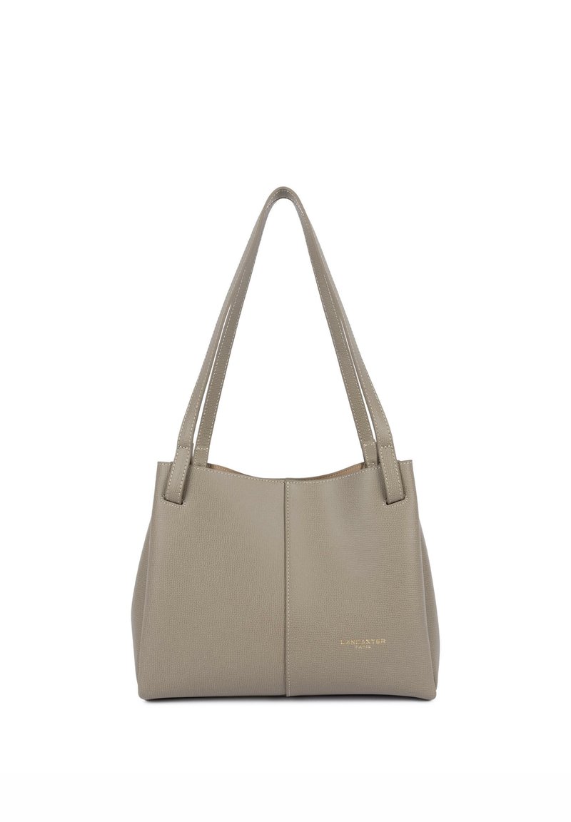 Sac fourre-tout gris texturé avec double anses d'épaule et un logo doré situé sur le bas à l'avant. Matière douce avec une forme structurée.