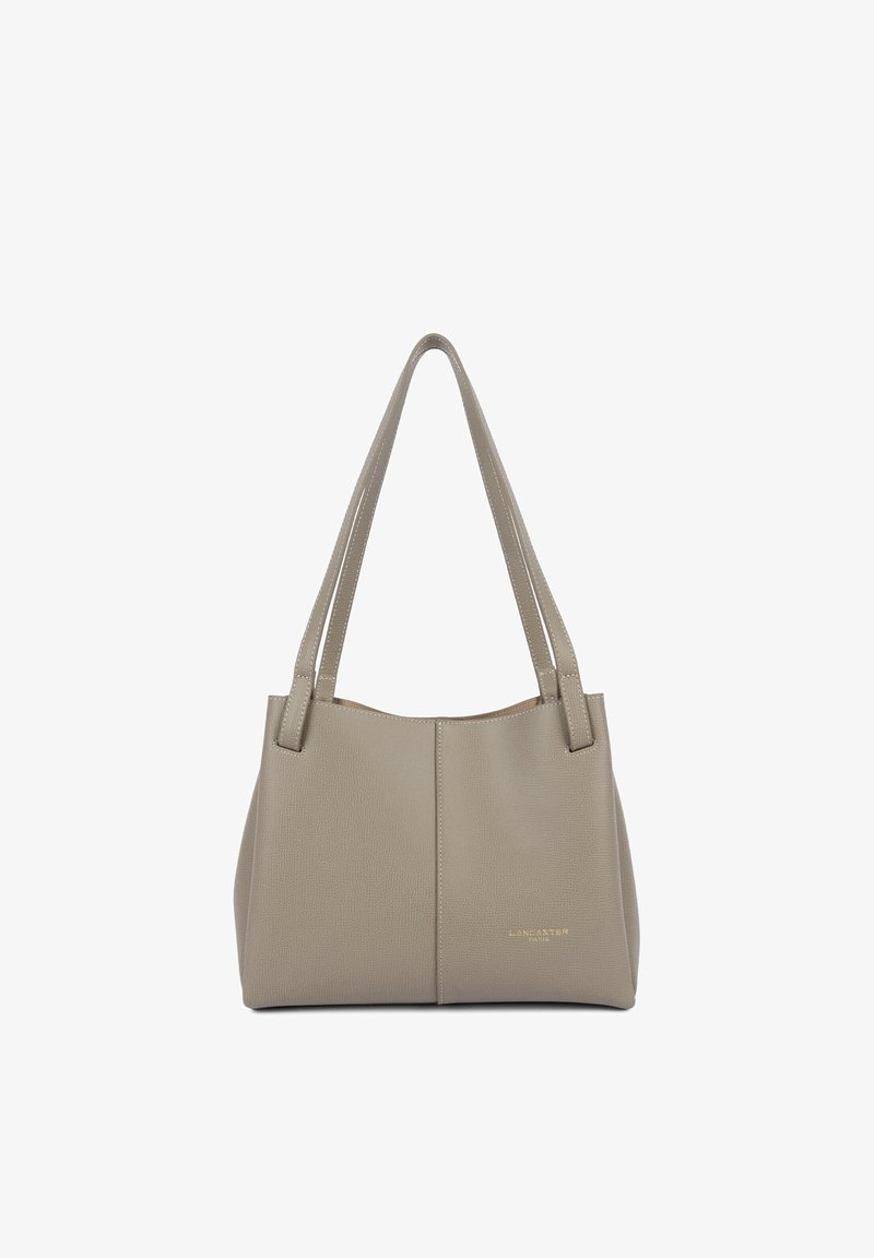 Sac fourre-tout gris texturé avec double anses d'épaule et un logo doré situé sur le bas à l'avant. Matière douce avec une forme structurée.