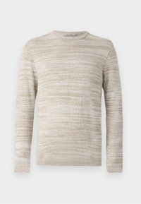 Beżowy sweter dzianinowy z teksturowanym, prążkowanym wzorem. Okrągły dekolt i długie rękawy z prążkowanymi mankietami i dołem. Miękki, lekki materiał.