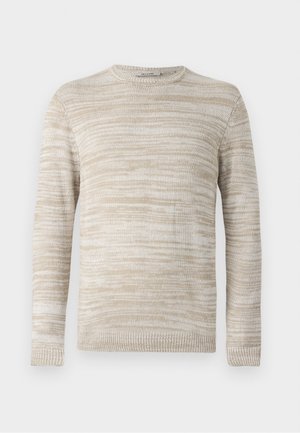 Pull en tricot beige avec un motif rayé texturé. Col rond et manches longues avec des poignets et un ourlet côtelés. Matériau doux et léger.