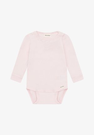 Lichtroze rompertje met lange mouwen, gemaakt van geribd stof, met een delicate kanten rand rond de kraag en drukknoopsluitingen aan de onderkant.