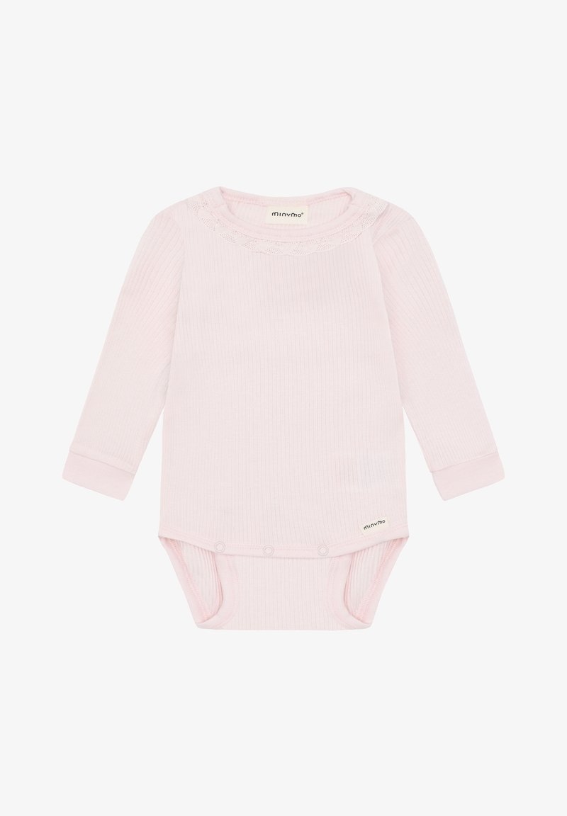 Body manches longues rose clair en tissu côtelé, avec une délicate bordure en dentelle autour du col et des boutons-pression en bas.