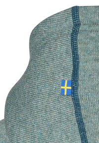 Lyseblåt strikket stof med en tekstureret finish, der har et lille svensk flag mærke. Buet form med en kontrasterende blå sømdetalje.