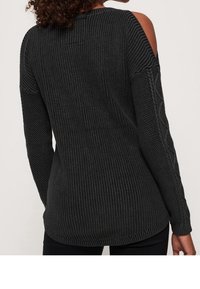 Maglione lavorato a maglia di grigio scuro con un design a spalla scoperta, motivi testurizzati sulle maniche e dettagli a costine sull'orlo.