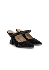 Scarpe slingback nere con punta a punta realizzate in tessuto testurizzato, con un cinturino decorato e un tacco a blocco decorativo con dettagli intricati.