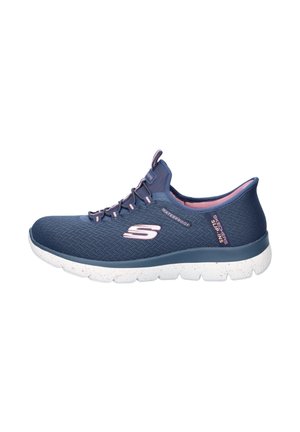 Marineblauwe waterdichte sneaker met een gestructureerde bovenkant, roze accenten en een witte spikkelzool. Ontworpen voor comfort met een instapstijl.