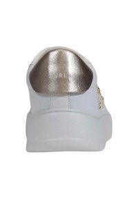 Sneaker bianco con una texture liscia, dettagli metallici dorati sul tallone e borchie decorative lungo il lato. Suola in gomma texturizzata.