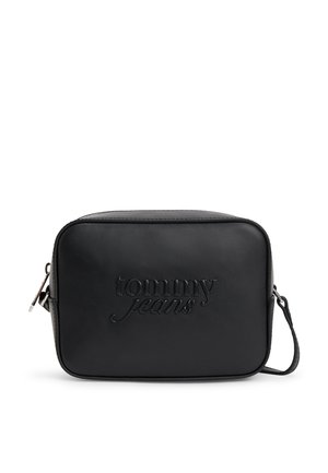 Borsa a tracolla rettangolare nera con logo "tommy jeans" in rilievo sul davanti e tracolla regolabile su sfondo bianco semplice.