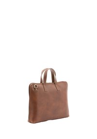 Bruine leren laptoptas met dubbele handvatten, rechthoekige vorm, gladde textuur en contrasterende stikseldetails, met een zijsluiting.