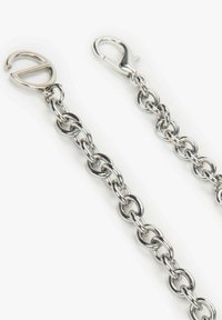 Srebrny metalowy łańcuch z okrągłymi ogniwami i karabińczykami na obu końcach. Wysoki połysk, gładka tekstura i jednorodny rozmiar ogniw przez cały czas.