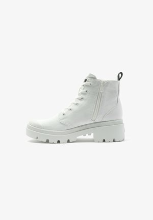 Bottes de cheville blanches en toile avec une semelle en caoutchouc. Comprend des lacets et une fermeture éclair sur le côté, des accents texturés et un talon plat.
