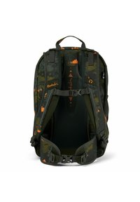 Rucksack in Dunkelgrün mit orangefarbenen Akzenten, ausgestattet mit einem gepolsterten Netzrücken, verstellbaren Trägern und einem sicheren Schnallenverschluss.