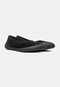Scarpe slip-on in suede nero con punta rotonda e suola in gomma flessibile, caratterizzate da una texture liscia e da un design minimalista.