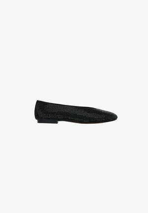 Scarpa piatta nera con punta appuntita e superficie testurizzata scintillante, mostrata di profilo su sfondo bianco.