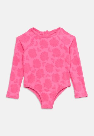 Maillot de bain rose à manches longues pour tout-petit, motif texturé coquillages et étoiles de mer, encolure ronde et fermeture zippée au dos.