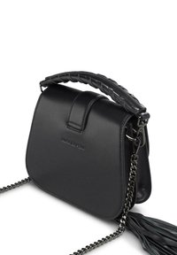 Czarna skórzana torebka z plecionym uchwytem u góry, metalowym paskiem łańcuchowym i szczegółem frędzla. Charakteryzuje się smukłym kształtem i klapą zamykającą.