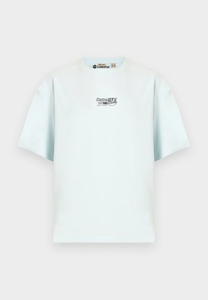 T-shirt bianca a maniche corte con la scritta "Castrol GTX Racing Motor Oil" e una grafica con bandiera a scacchi al centro del petto.