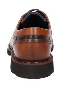 Chaussure habillée en cuir marron avec une finition lisse, une bande accent noire, des détails cousus et une semelle en caoutchouc durable.