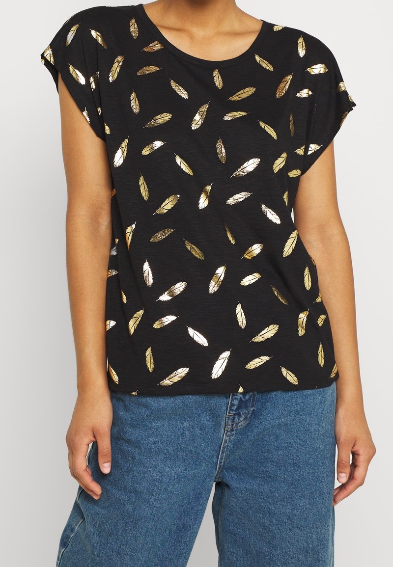 T-shirt noir à manches courtes avec un motif de plumes dorées. Fabriqué en matériau doux, il offre une coupe décontractée et un col arrondi.
