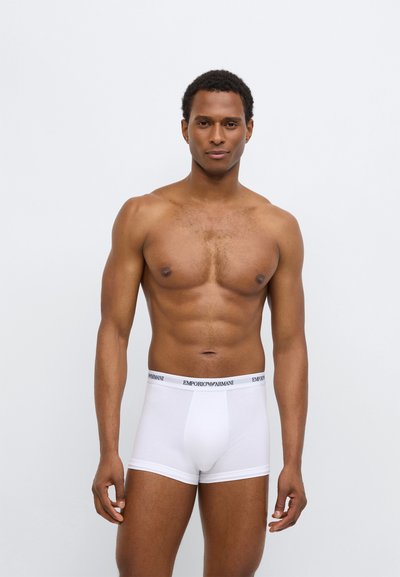 Boxer blanc en coton au toucher lisse, avec une ceinture élastique ornée du logo "Emporio Armani". Coupe ajustée.