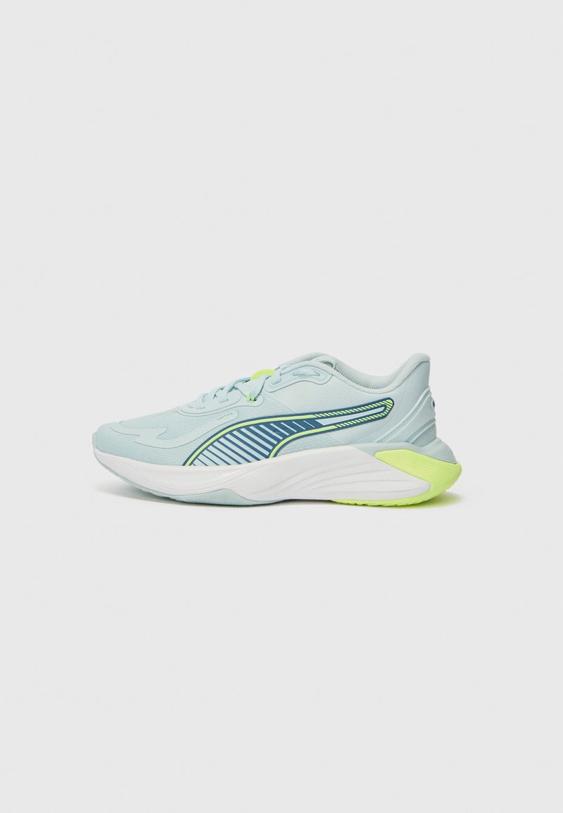 Világoskék sportcipő zöld részletekkel, textúrált hálós felsőrész és vastag fehér talp. Mintás oldalsáv dizájnnal rendelkezik.