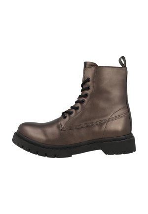 Botas de tobillo de cuero marrón con cordones, con un acabado suave, puntera redonda, suela negra texturizada y una tira en la parte posterior.
