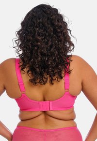 Horkorůžová podprsenka s nastavitelnými ramínky a zapínáním na háček a oko. Hladká látka, standardní zadní design s bezešvým okrajem pro pohodlí.