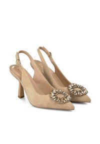 Talons slingbacks en suède beige avec des bouts pointus, ornés d'un grand détail de broche en cristal et d'un talon bloc de hauteur moyenne.