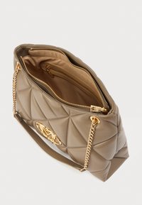 Μπεζ τσάντα με καπιτονέ σχέδιο, γυαλιστερό φινίρισμα, χρυσά μεταλλικά στοιχεία και διπλές χειρολαβές. Διαθέτει εσωτερική θήκη με φερμουάρ και μία ξεχωριστή τσέπη.