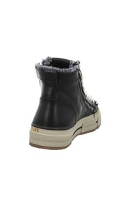 Schwarzer Leder-Stiefel mit grauem, flauschigem Kragen, weißen Schnürsenkeln und einer strukturierten Sohle. Verfügt über einen seitlichen Reißverschluss und dezentes Branding an der Ferse.