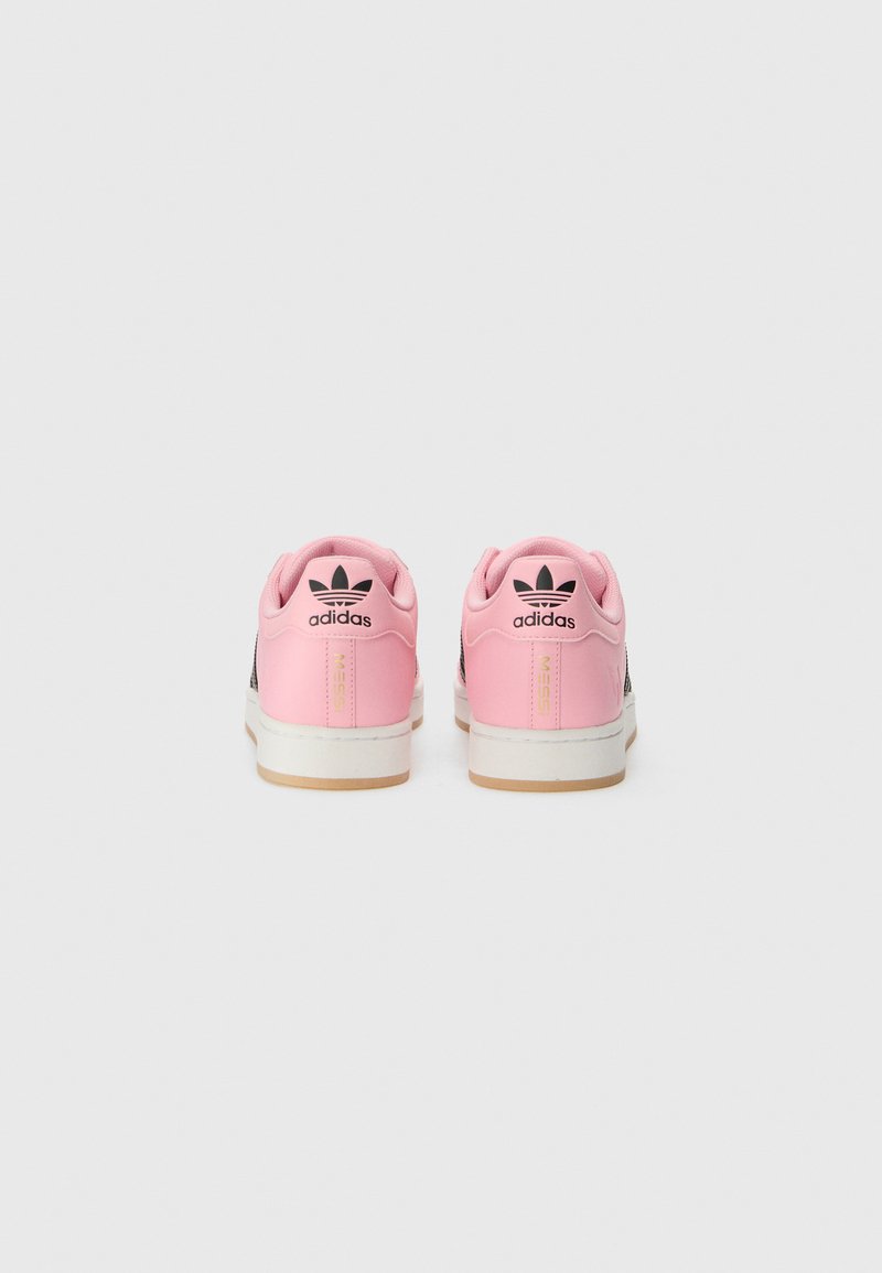 adidas Originals SUPERSTAR MESSI UNISEX - Chaussures de foot en salle - light pink/core black/gold-coloured