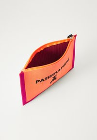 Borsetta con zip in tessuto arancione brillante con un dettaglio rosa. Presenta testo e logo neri sulla parte anteriore. Interno testurizzato. Ideale per oggetti piccoli.