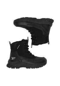 Mustad veekindlad saapad tekstuurse pealispinna, paeltega sulgurdumise ja karmide talladega. Märkimisväärseteks omadusteks on tugevdus varba- ja pahkluuosas.