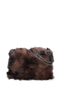 Borsa in finta pelliccia marrone con una texture morbida, forma rettangolare e una tracolla in catena argentata. Presenta accenti scuri su tutta la superficie del tessuto.