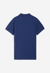 Polo shirt a maniche corte di colore blu navy con colletto a punta. Realizzato in tessuto liscio, presenta linee pulite e un design classico. Nessun logo o grafica visibile.