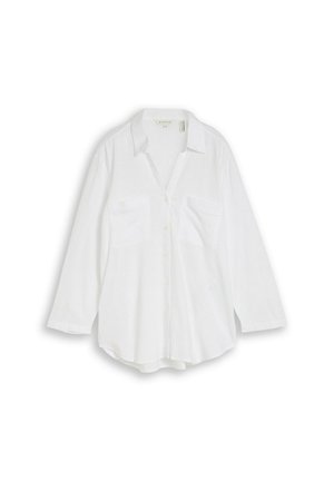 Camicia bianca a maniche lunghe con bottoni, colletto e due tasche sul petto, mostrata stesa su uno sfondo bianco.
