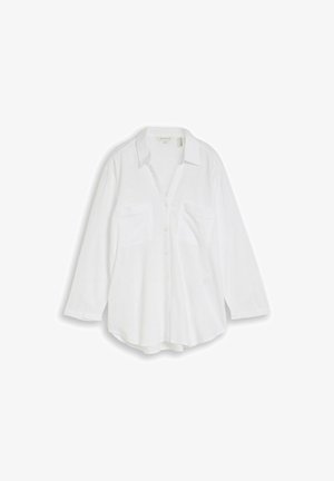 Camicia bianca a maniche lunghe con bottoni, colletto e due tasche sul petto, mostrata stesa su uno sfondo bianco.
