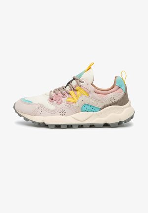 Kraftig sneaker med beige, pink, teal og gule accenter, tyk tekstureret sål, snørelukning og trækflapper på tunge og hæl.