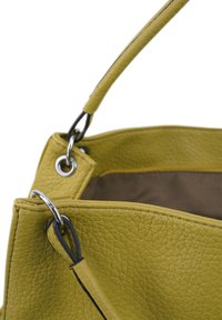 Groene leren handtas met een textuurafwerking, voorzien van zilverkleurige hardware en een versterkt handvat. Het interieur is niet gevoerd.