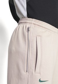Nike Performance NBA BOSTON CELTICS CITY EDITION PANT - Treningo apatinė dalis - hemp