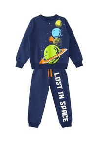 Conjunto de sudadera y pantalones de color azul marino. Presenta gráficos coloridos de planetas y el texto "PERDIDO EN EL ESPACIO" en blanco. Fabricado con una suave mezcla de algodón.