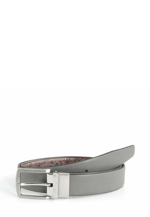 Grauer Ledergürtel mit einer silbernen Metallschnalle, der eine glatte Textur und ein gemustertes Innenfutter aufweist. Einfaches und funktionales Design.