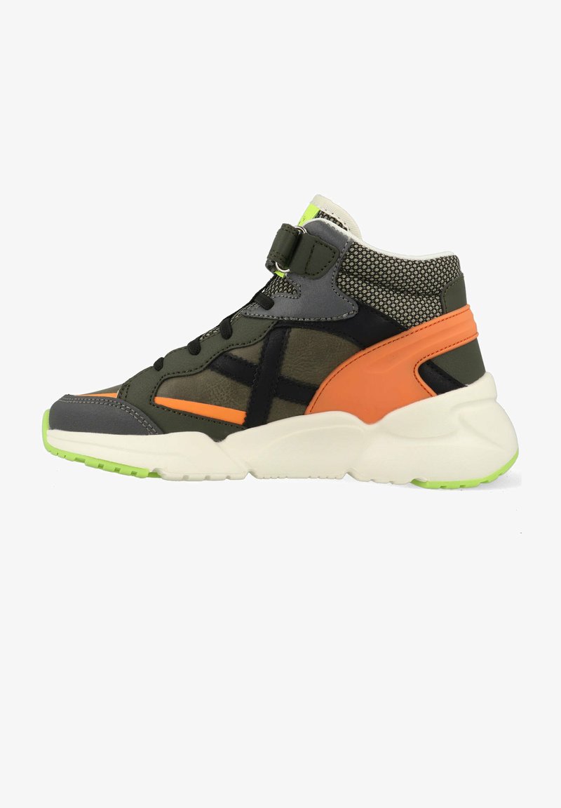 Hoge sneaker met een combinatie van olijfgroen, grijs en oranje panelen, gaasaccenten en een chunky witte zool met neon groene details.