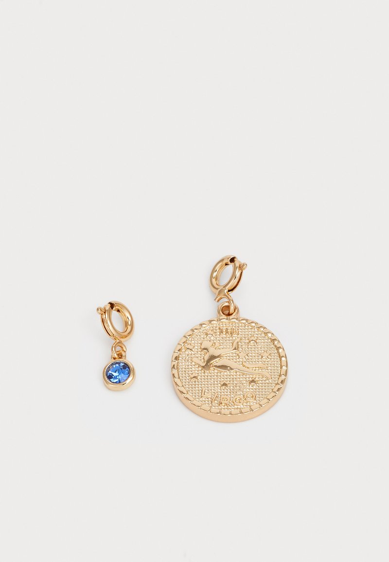 Gouden hoepel oorbellen met een geprofileerde ronde hanger met een ontwerp, en een kleine blauwe kristallenaccent op een aparte bedel.
