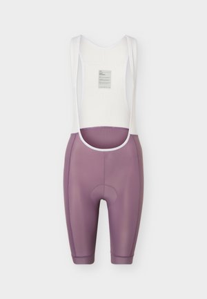 Muške ljubičaste biciklističke hlače s naramenicama u bijeloj boji i malom oznakom na području prsa na jednostavnoj bijeloj pozadini.